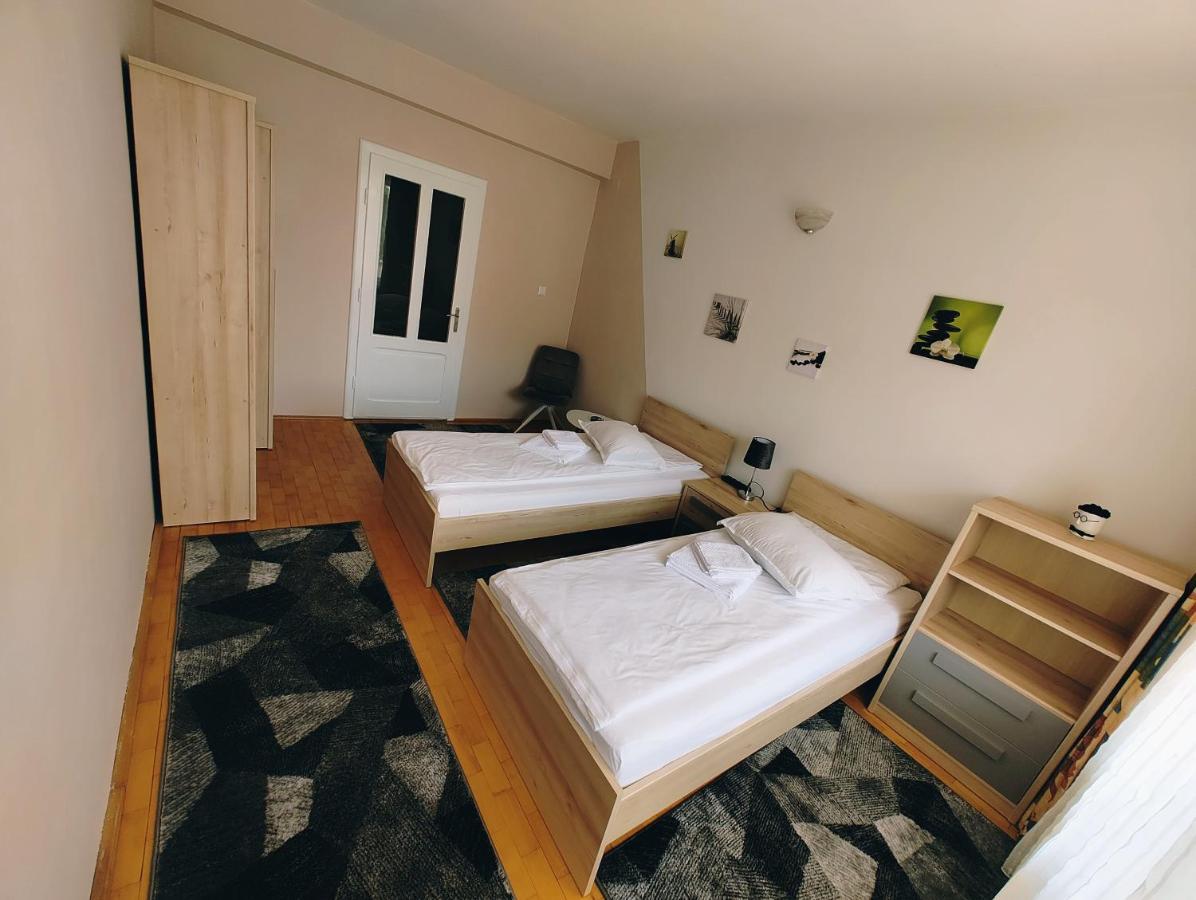 Ten'S Apartment - Spatios Si Linistit คลูจ-นาโปกา ภายนอก รูปภาพ